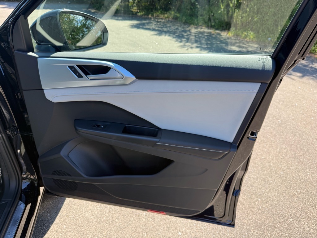 2025 Volkswagen Taos SE photo 9