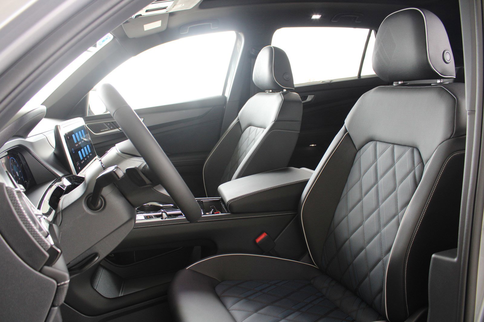 2025 Volkswagen Atlas Cross Sport SEL Premium R-Line photo 8