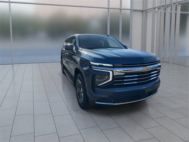 2025 Chevrolet Suburban LT photo 2
