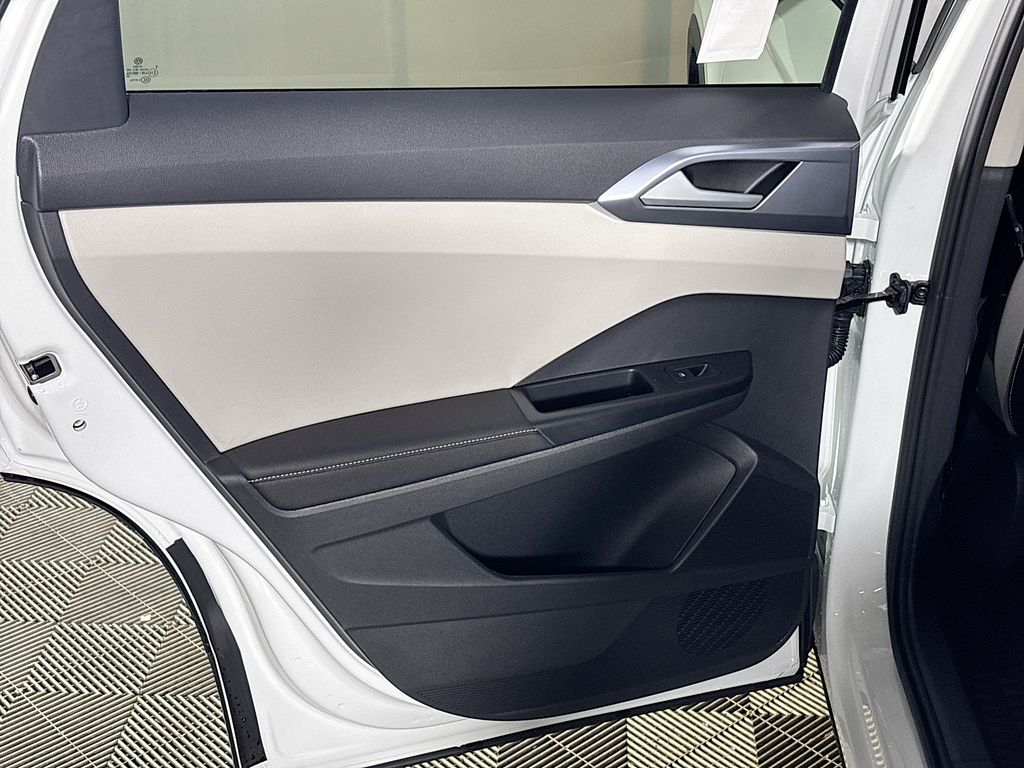 2025 Volkswagen Taos SE photo 14