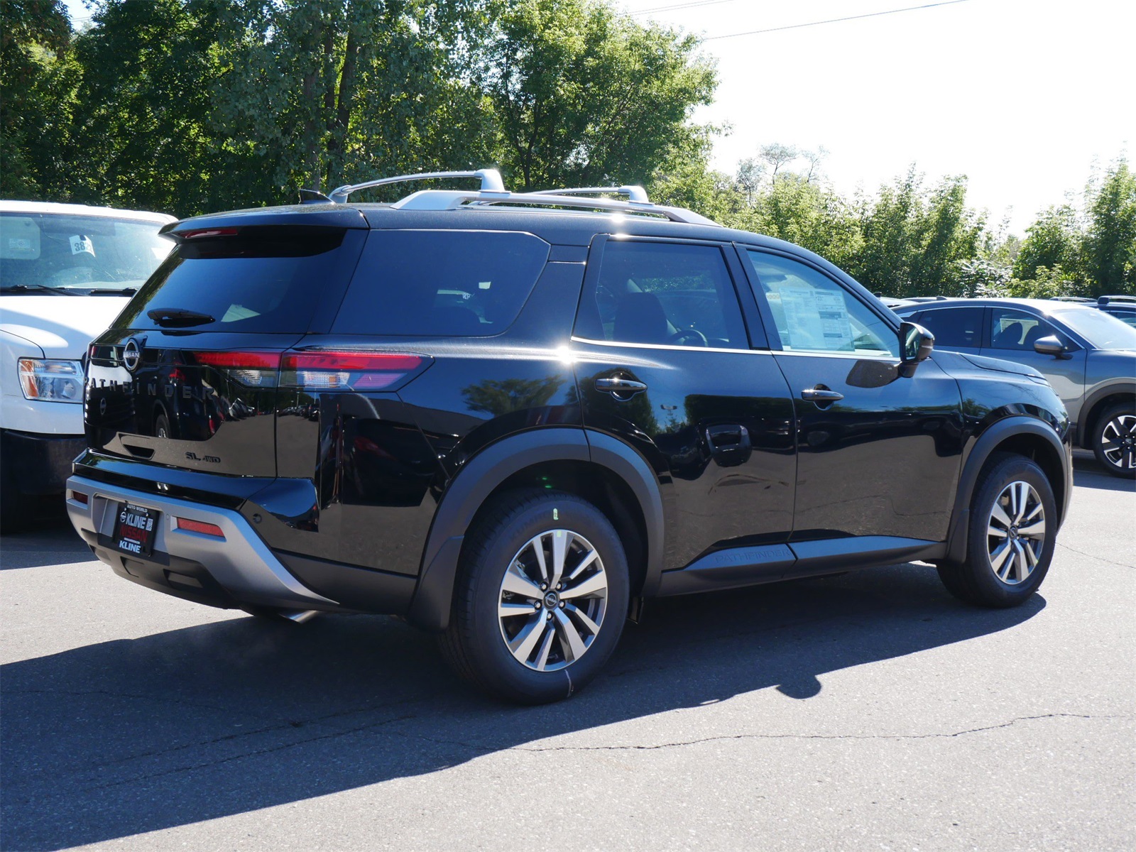 2025 Nissan Pathfinder SL photo 2