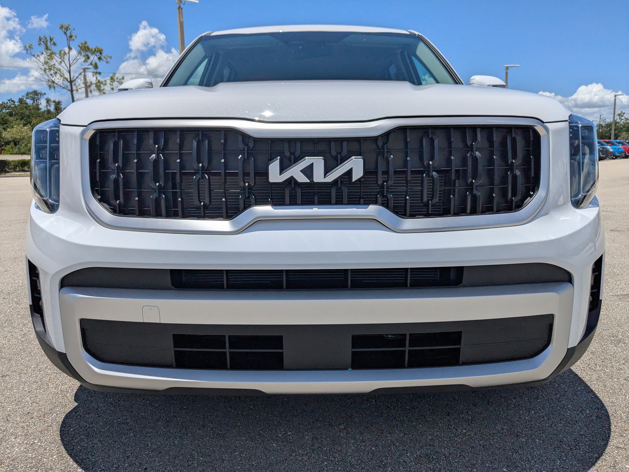 2025 Kia Telluride LX photo 3