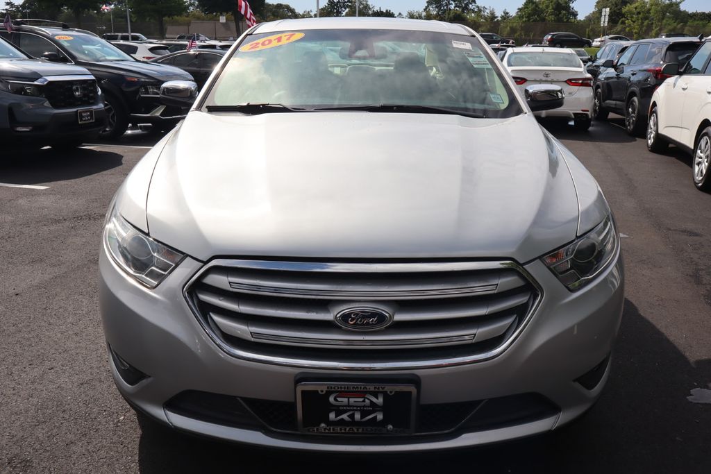 2017 Ford Taurus Limited photo 3