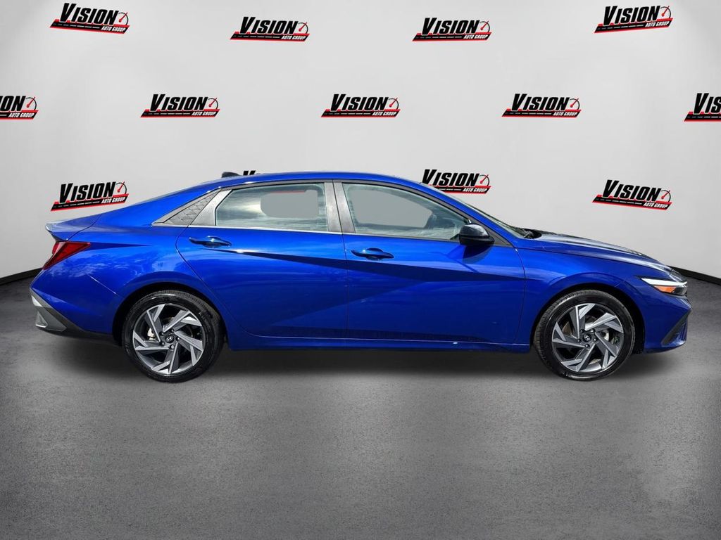 2025 Hyundai Elantra SEL Sport photo 4