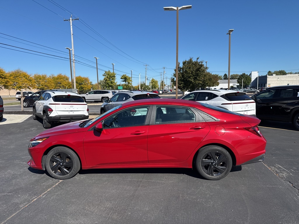 2023 Hyundai Elantra SEL photo 6