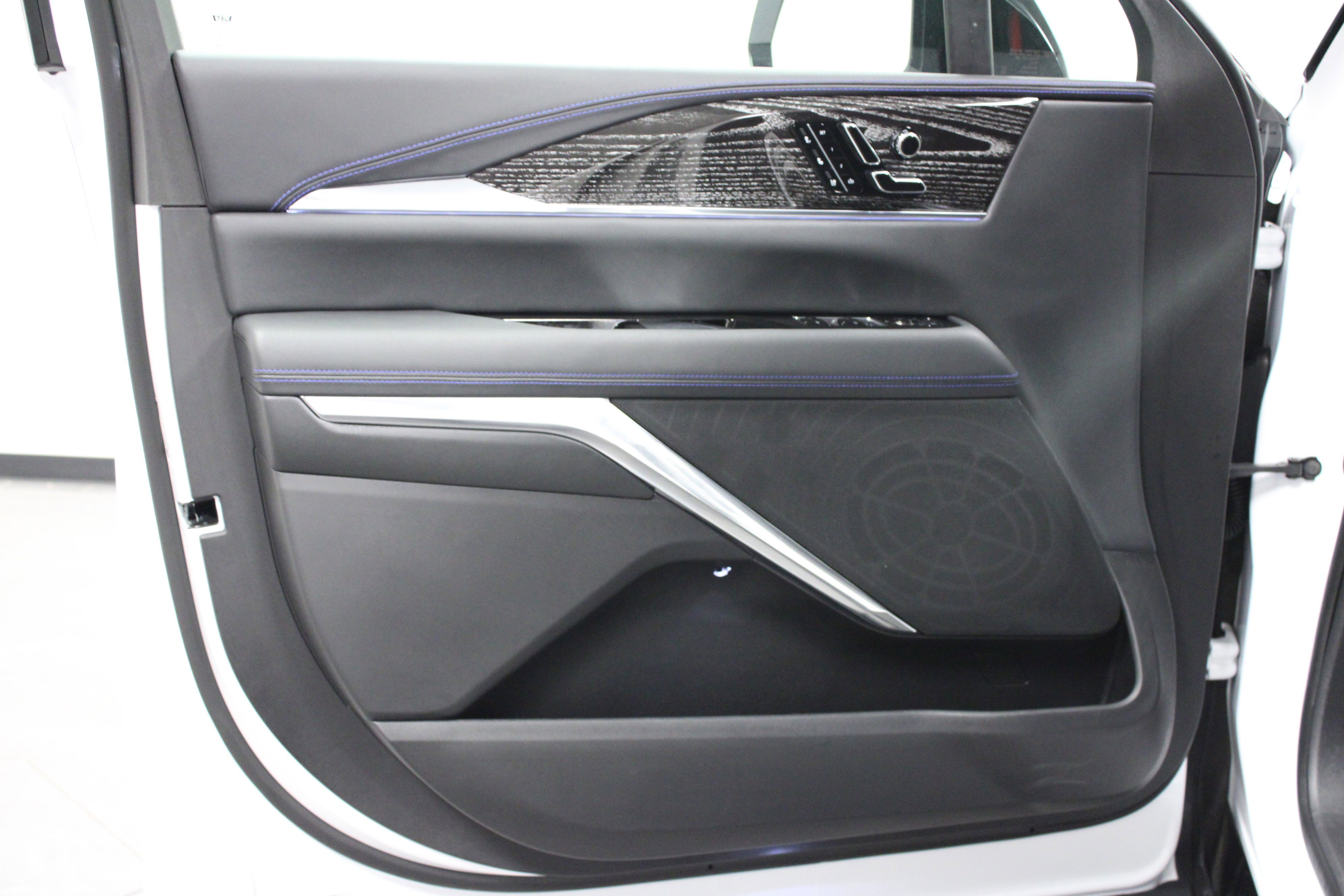 2025 Cadillac Escalade IQ Luxury photo 10