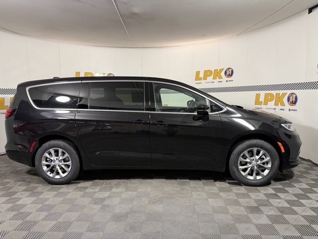 2026 Chrysler Pacifica Limited photo 2