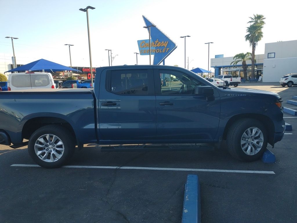 2024 Chevrolet Silverado 1500 Custom photo 2