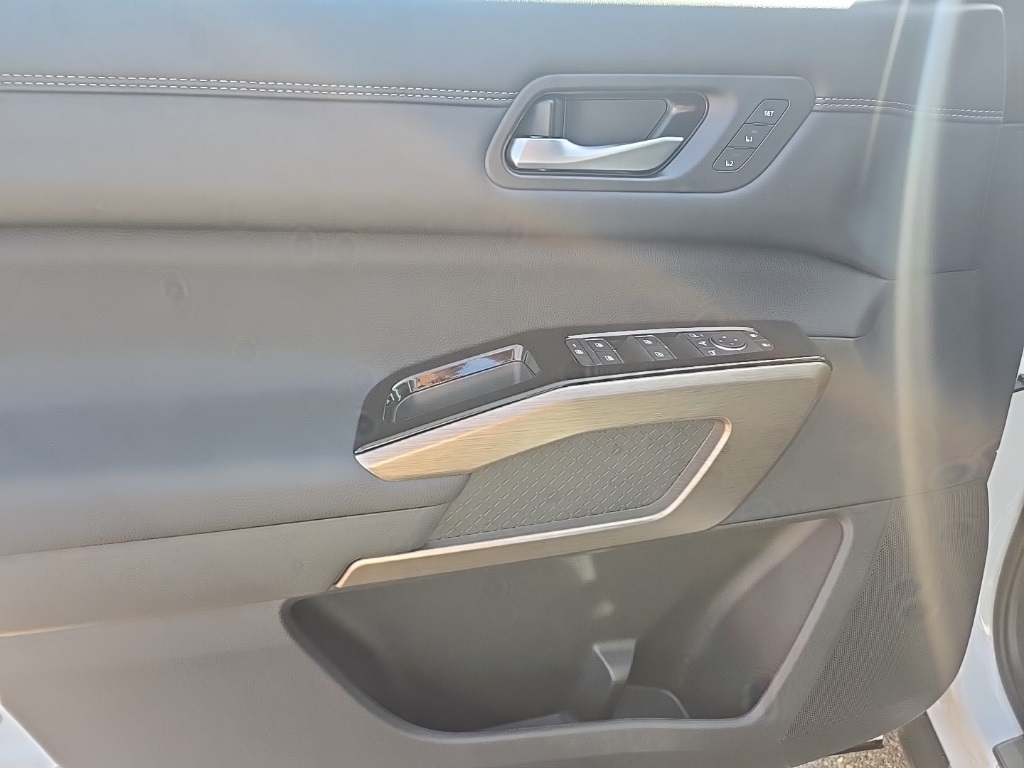 2025 Nissan Pathfinder Platinum photo 10