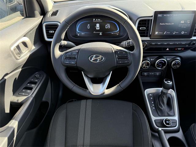 2025 Hyundai Venue SEL photo 2