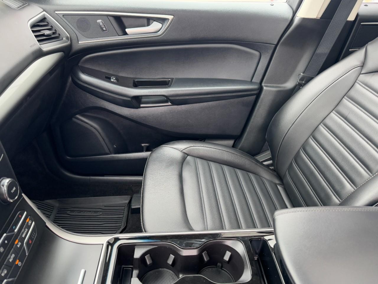2019 Ford Edge SEL photo 12