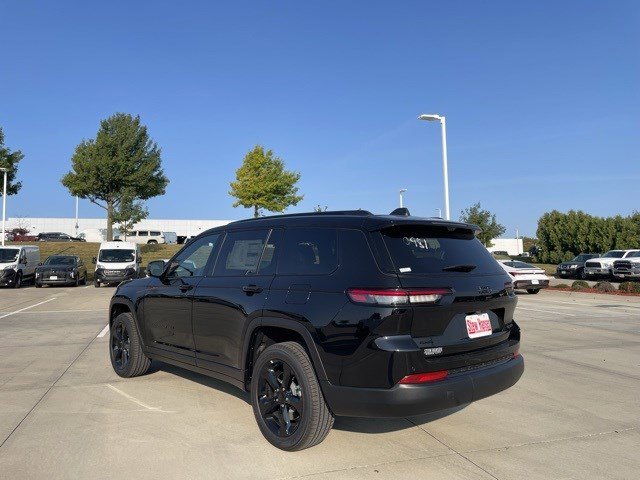 2025 Jeep Grand Cherokee Limited photo 3