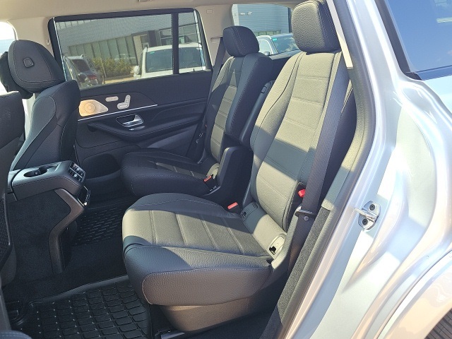2026 Mercedes Benz GLS 450 4MATIC photo 9