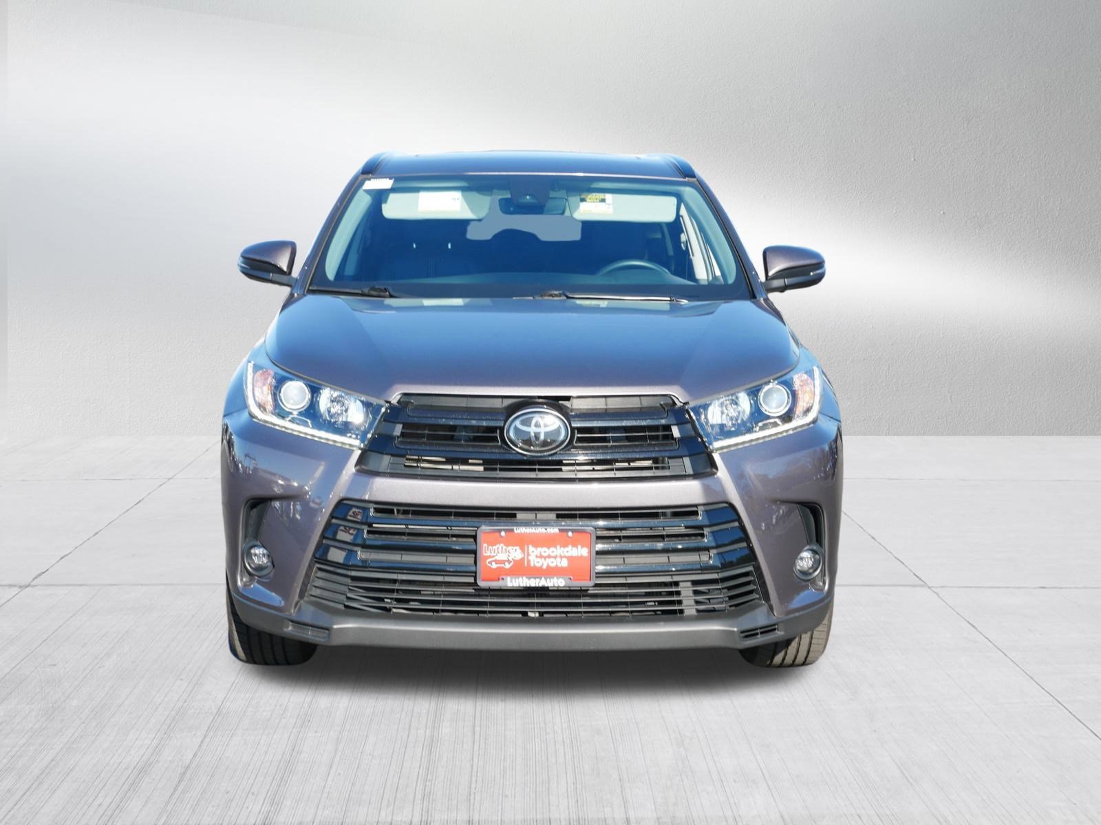 Used 2019 Toyota Highlander SE with VIN 5TDJZRFH1KS951111 for sale in Brooklyn Center, Minnesota