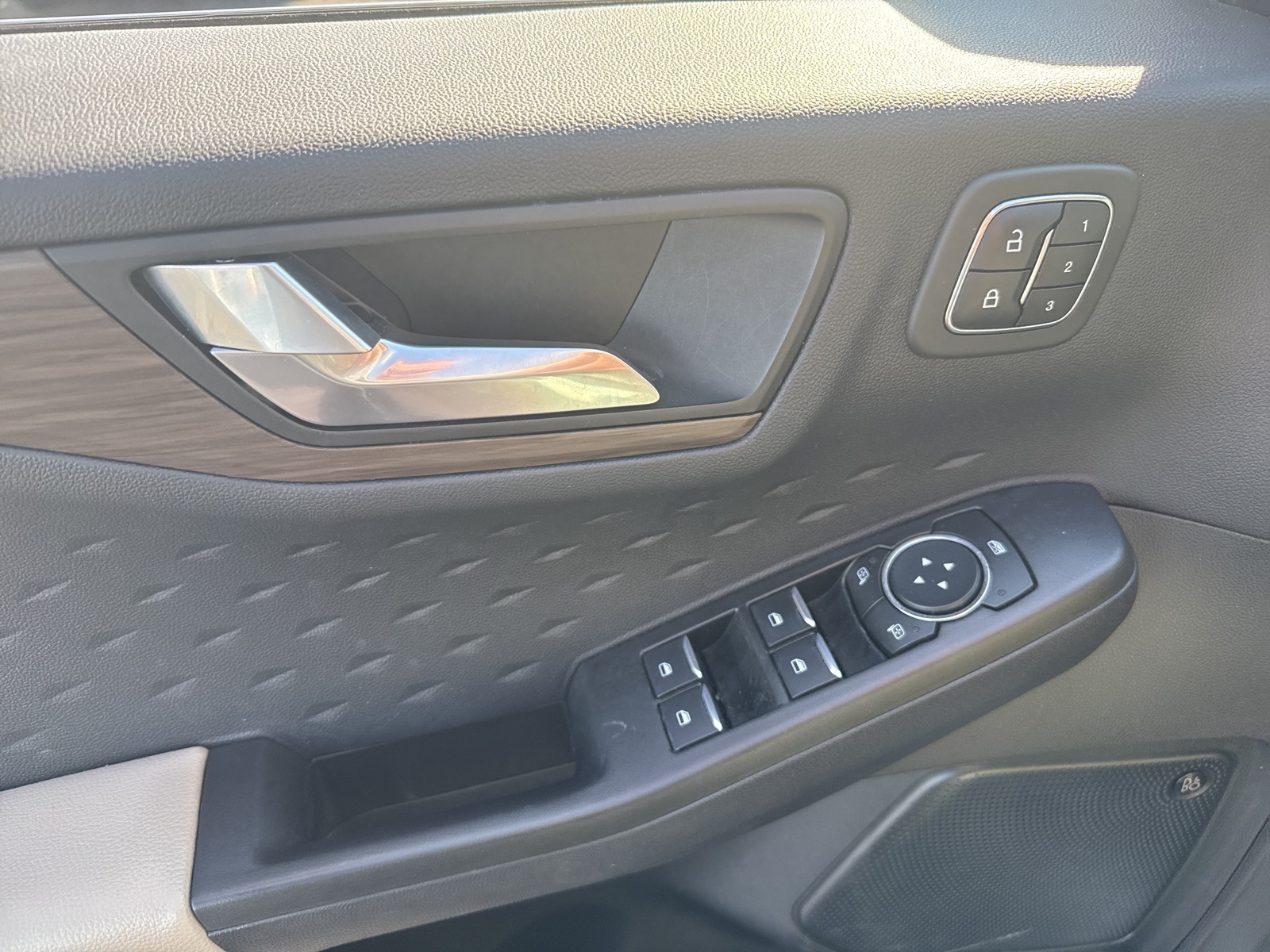 2020 Ford Escape Titanium Hybrid photo 22