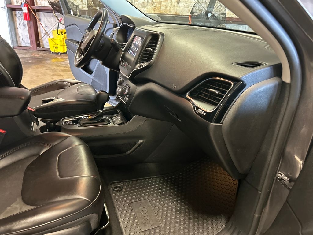 2020 Jeep Cherokee Altitude photo 27