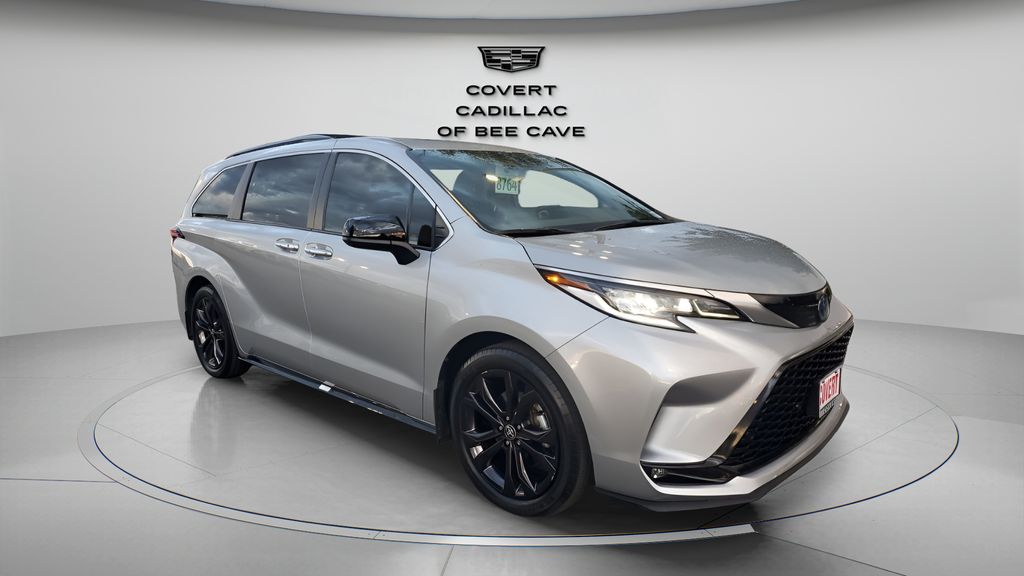 2022 Toyota Sienna XSE's photo