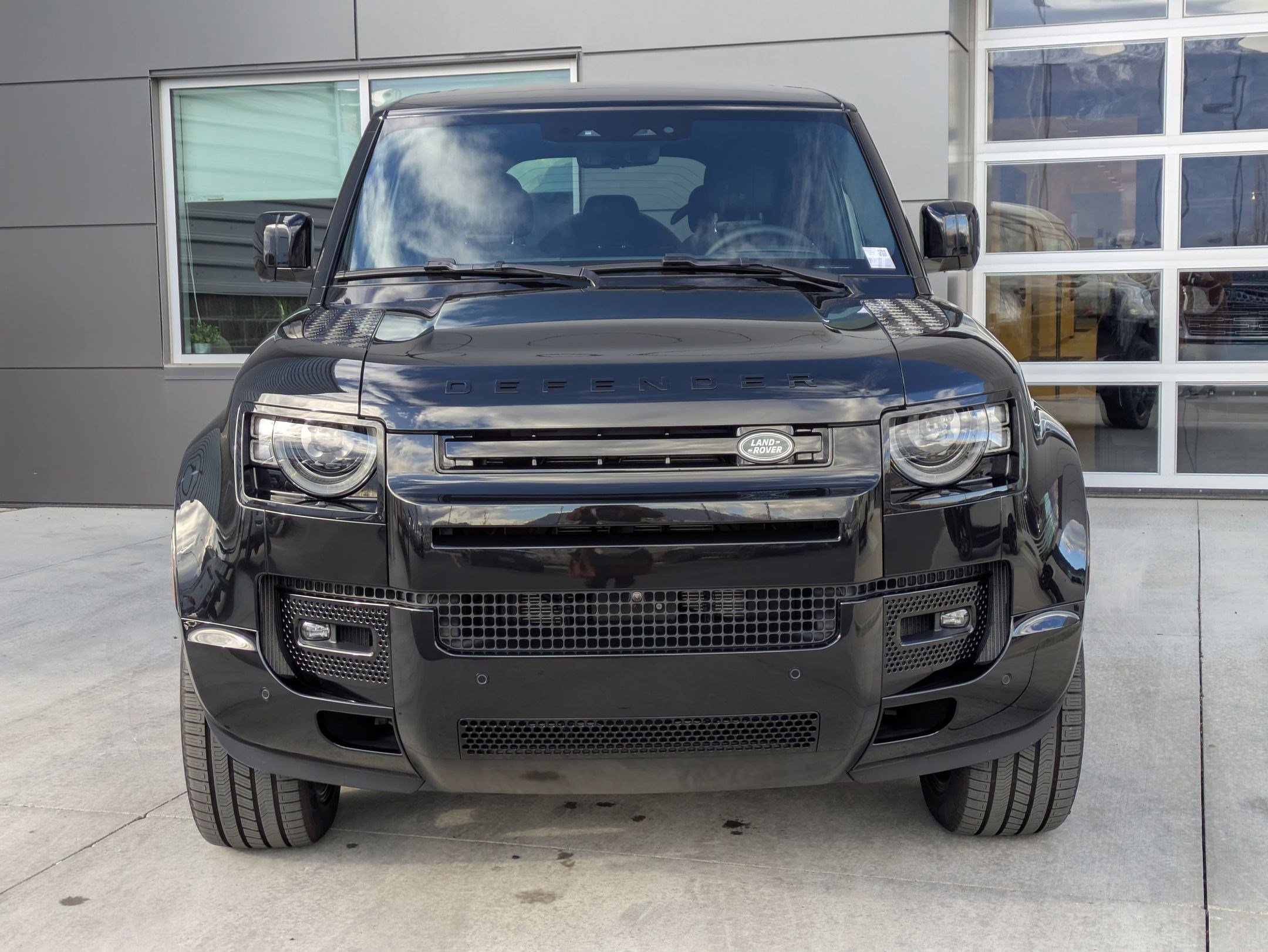 2025 Land Rover Defender 110 V8 photo 2