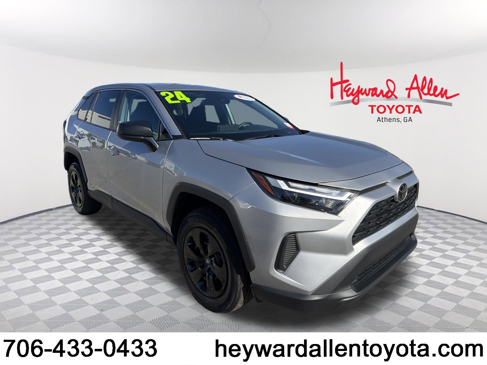2024 Toyota RAV4 LE's photo
