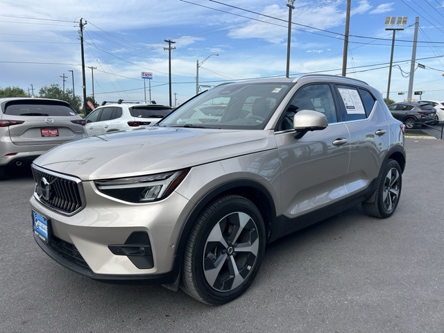 2023 Volvo XC40 Plus photo 3