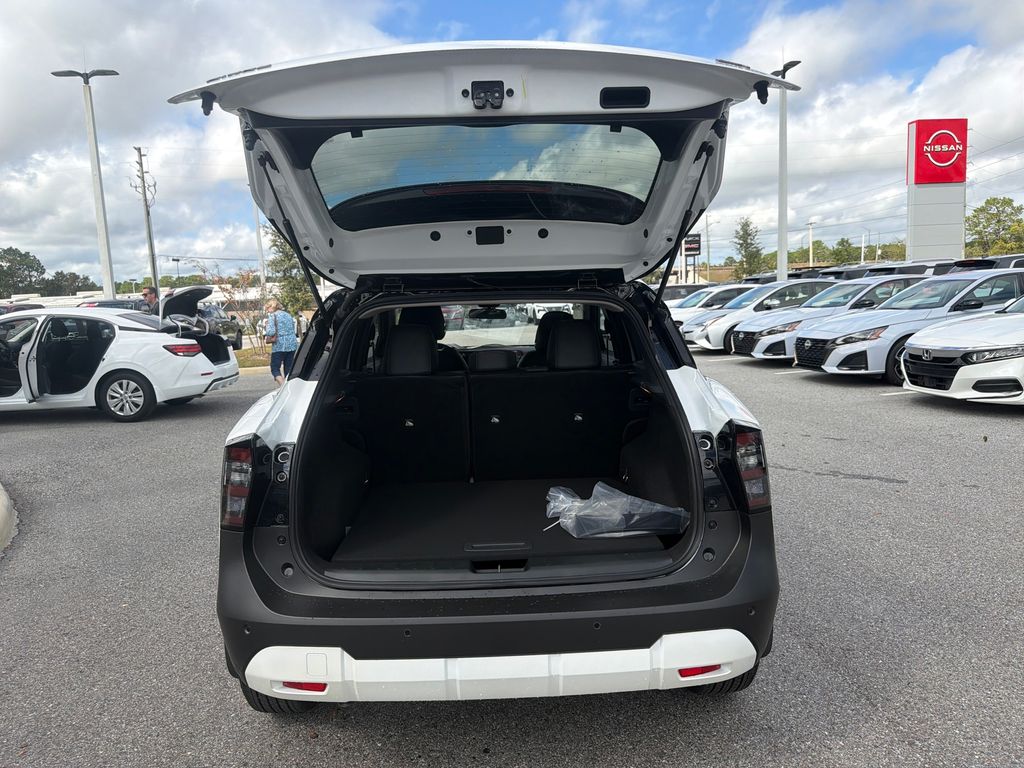 2026 Nissan Kicks SR photo 4