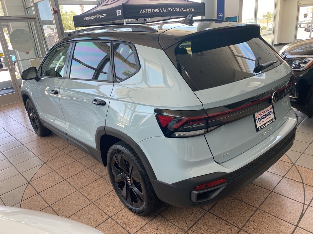 2025 Volkswagen Taos SE photo 4