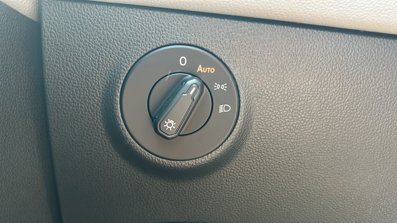 2024 Volkswagen Taos SE photo 21