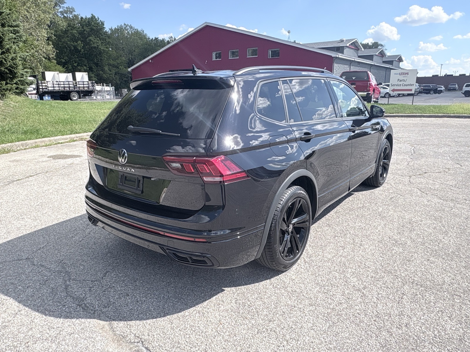 2023 Volkswagen Tiguan SE R-Line Black photo 3