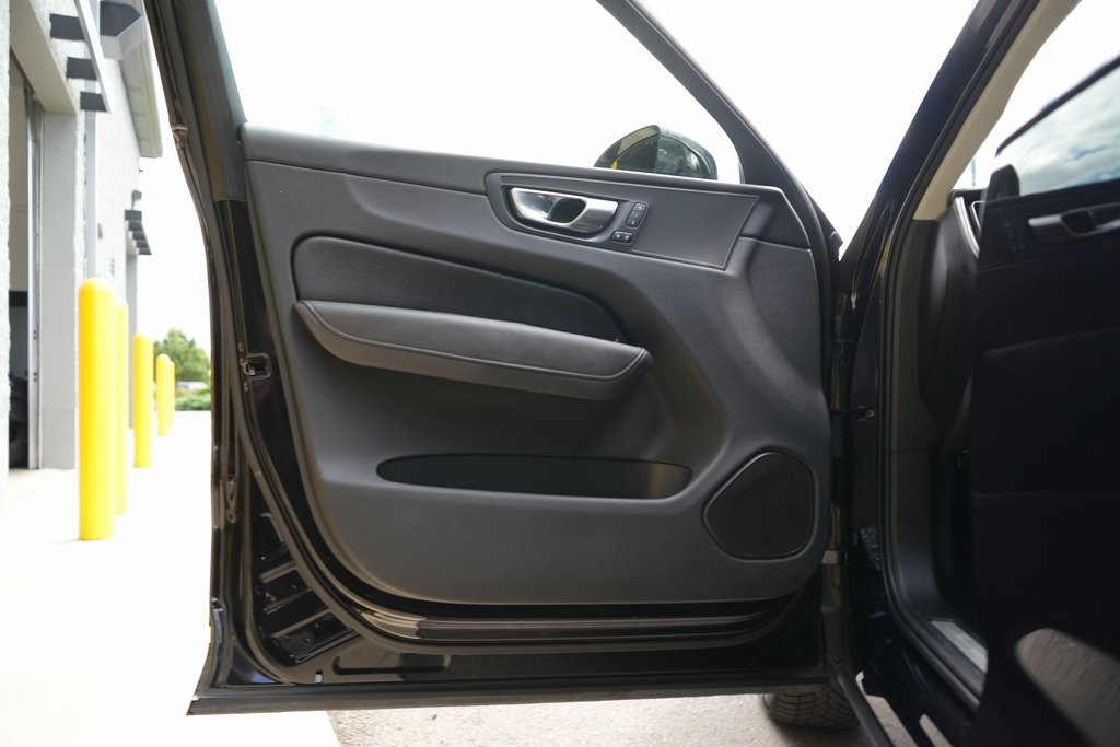 2021 Volvo XC60 Recharge Hybrid T8 Inscription Expression photo 31