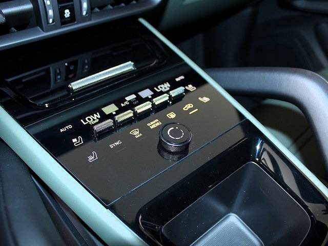 2025 Porsche Cayenne S photo 14