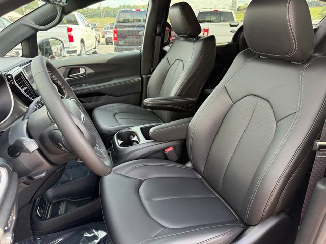 2026 Chrysler Pacifica photo 17