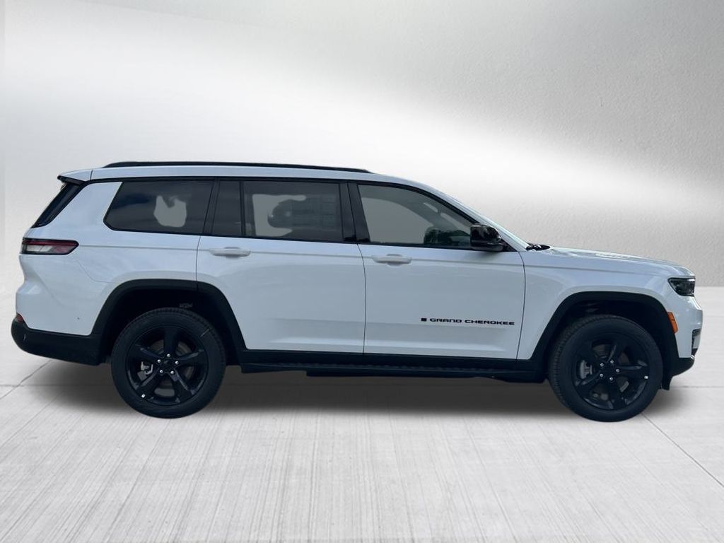 2025 Jeep Grand Cherokee Limited photo 3
