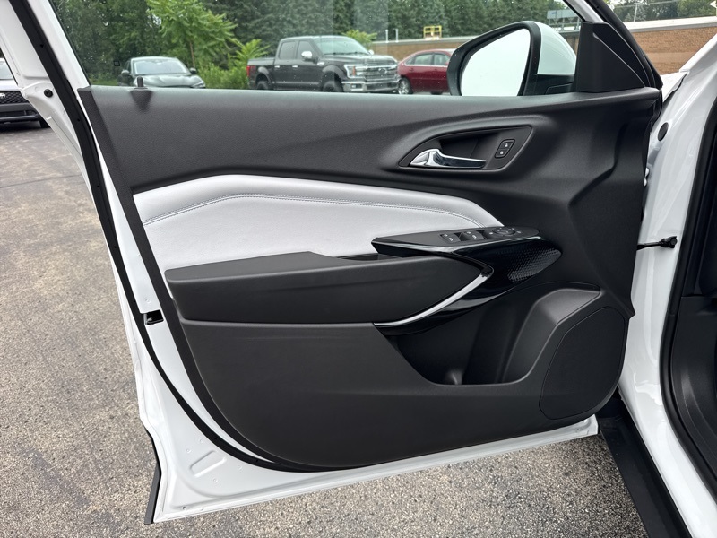 2025 Chevrolet Trax LT photo 13