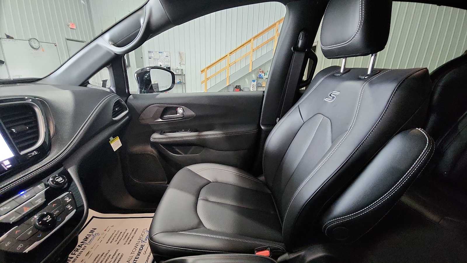 2026 Chrysler Pacifica photo 11