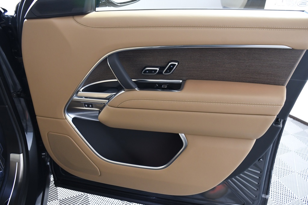 2025 Land Rover Range Rover SE photo 17