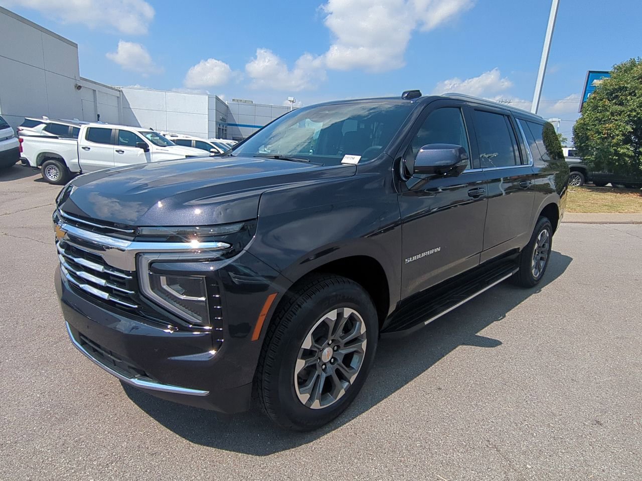 2025 Chevrolet Suburban LT photo 4