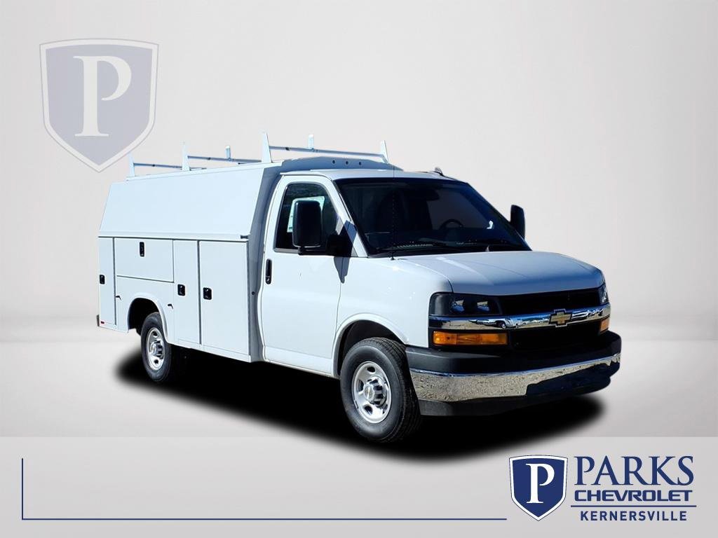 2025 Chevrolet Express Cutaway Base