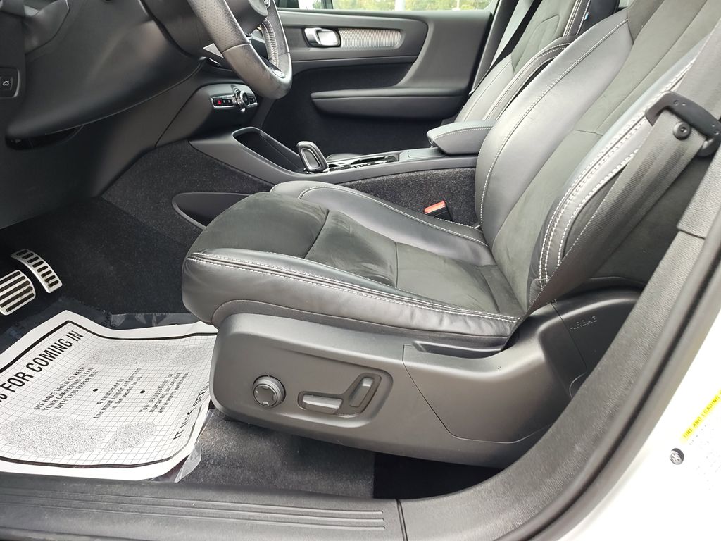 2021 Volvo XC40 T5 R-Design photo 9