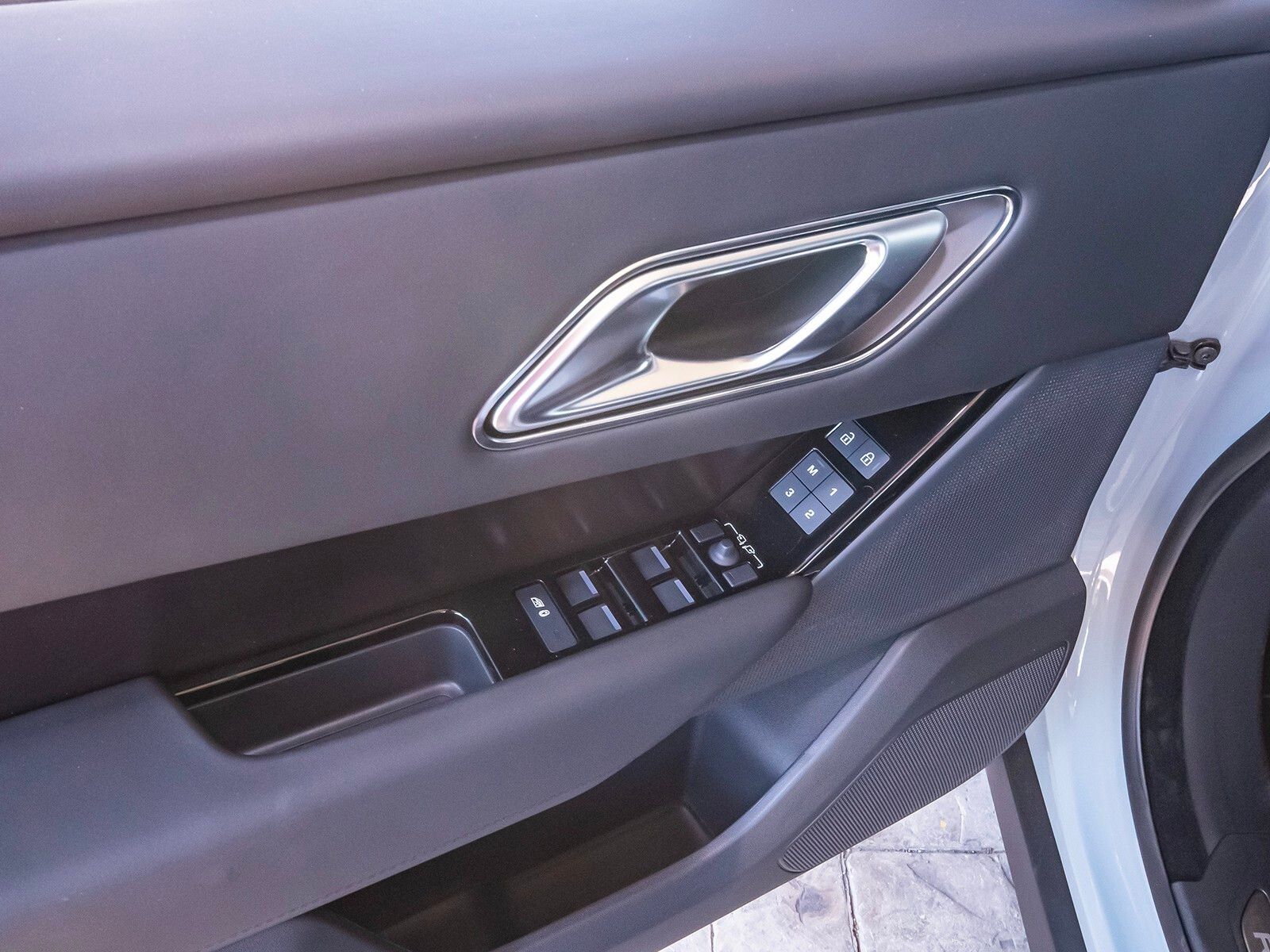 2026 Land Rover Range Rover Velar SE photo 32