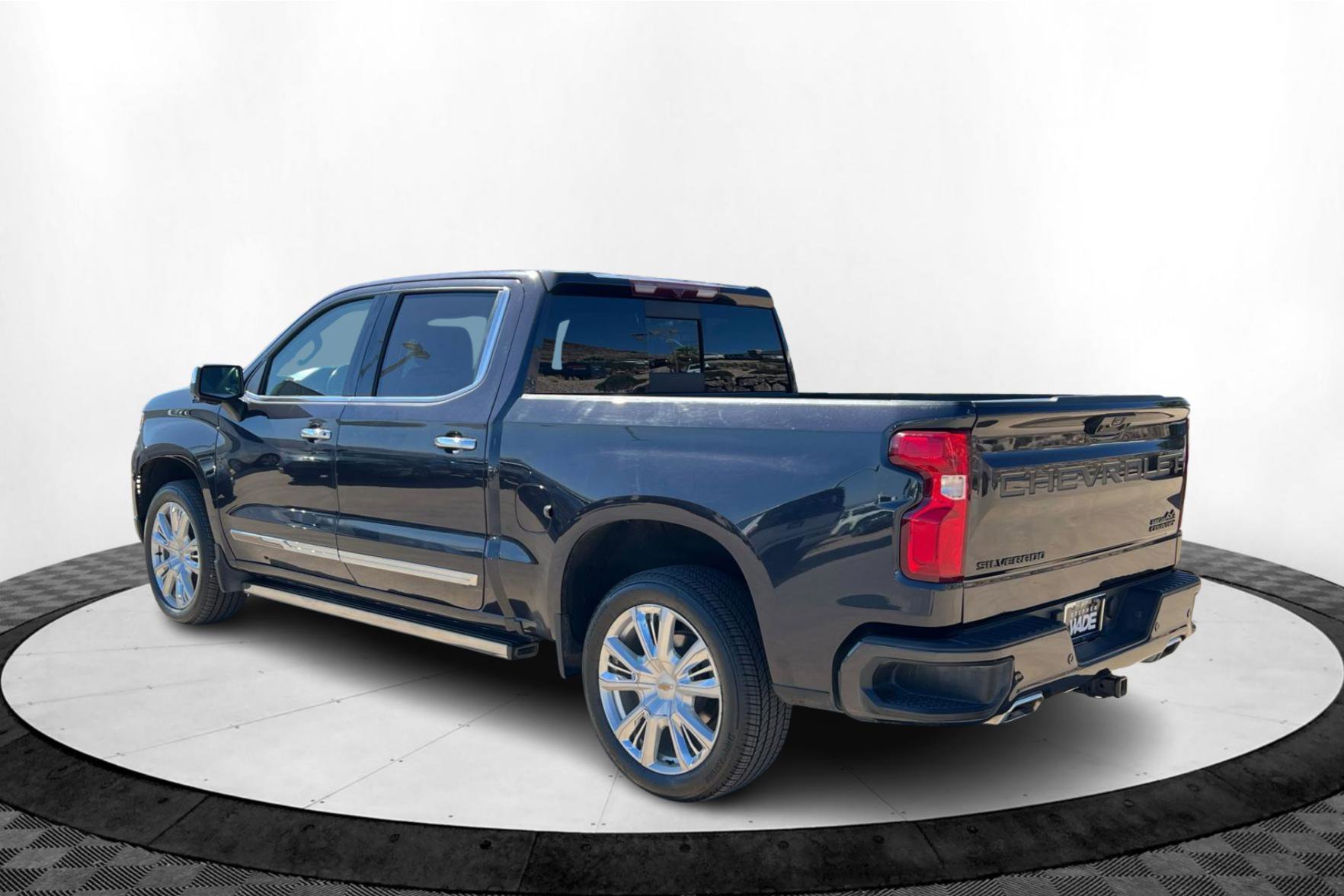 2022 Chevrolet Silverado 1500 High Country photo 3