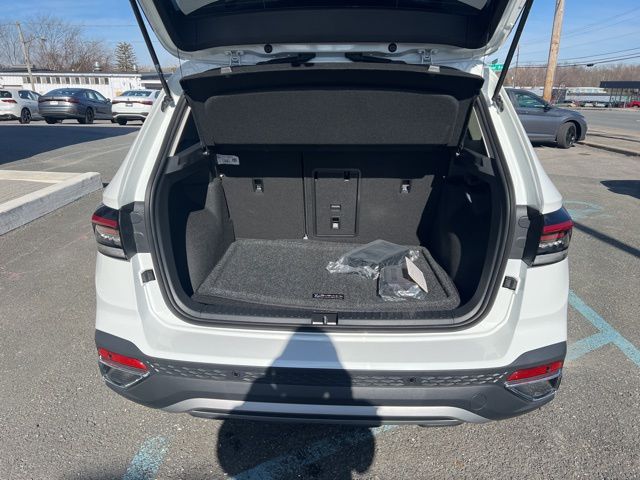2025 Volkswagen Taos SE photo 8