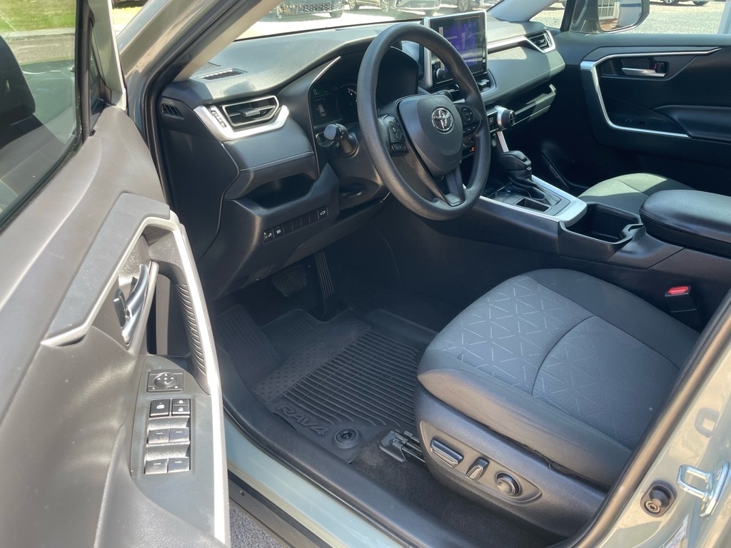 2023 Toyota RAV4 XLE photo 5