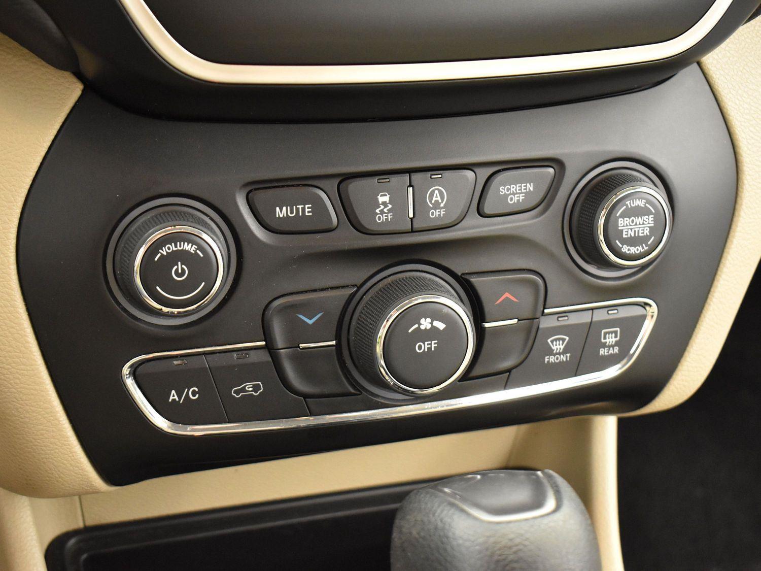 2019 Jeep Cherokee Latitude photo 19