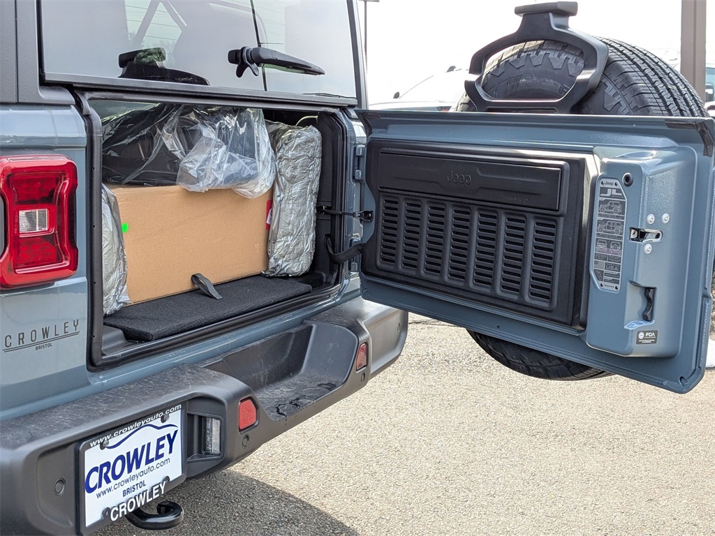 2025 Jeep Wrangler photo 18