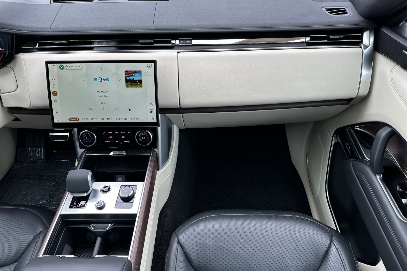 2023 Land Rover Range Rover SE photo 23