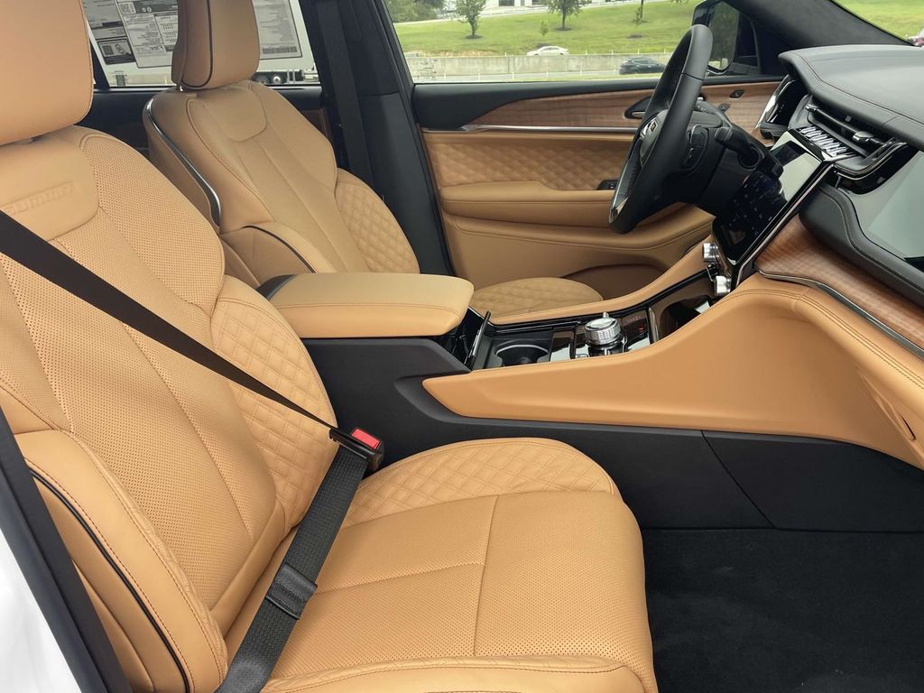 2025 Jeep Grand Cherokee Summit Reserve photo 26