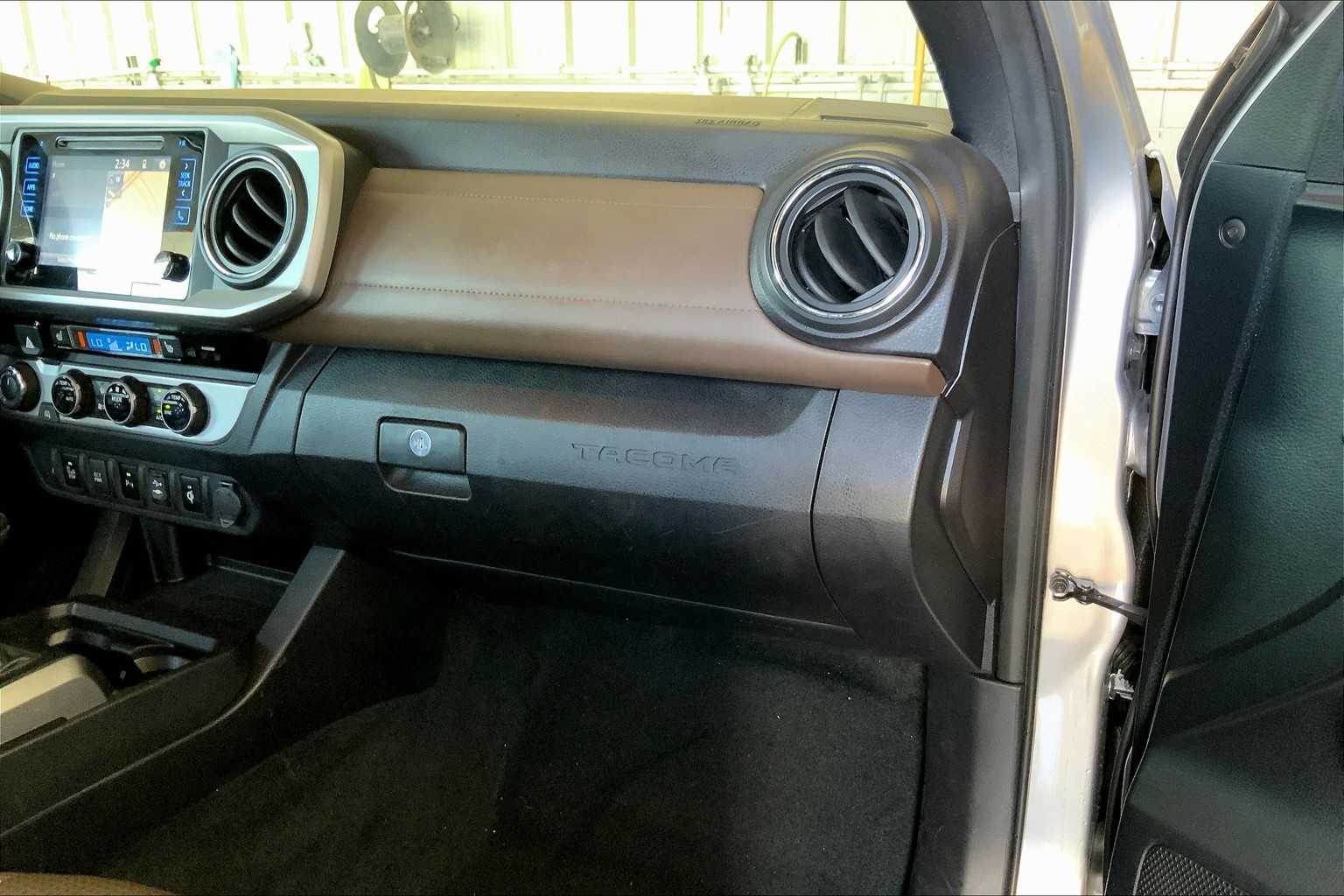2016 Toyota Tacoma Limited 4x4 Double Cab V6 photo 16