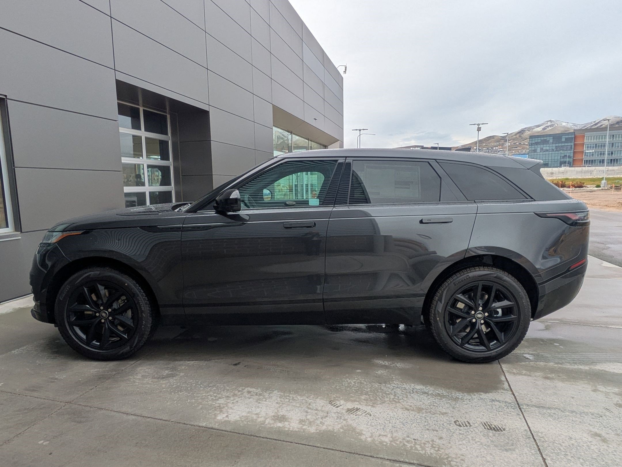 2026 Land Rover Range Rover Velar SE photo 9