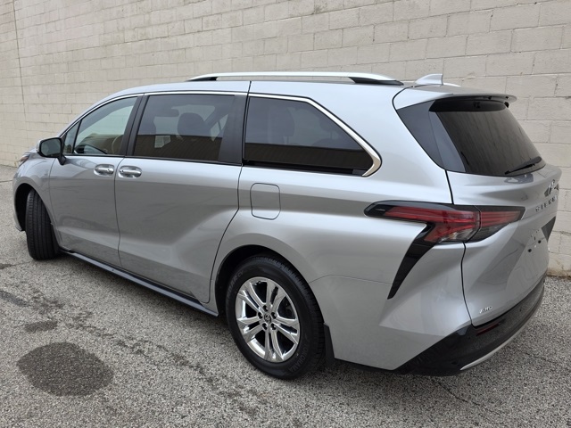 2022 Toyota Sienna Platinum photo 3