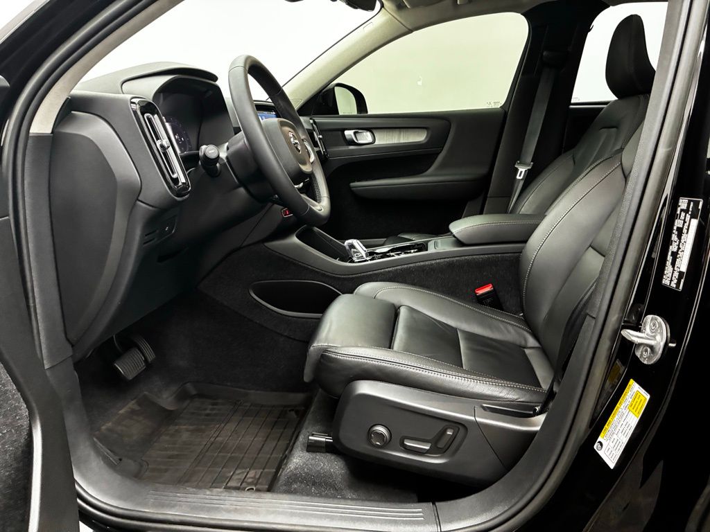 2023 Volvo XC40 Plus photo 12